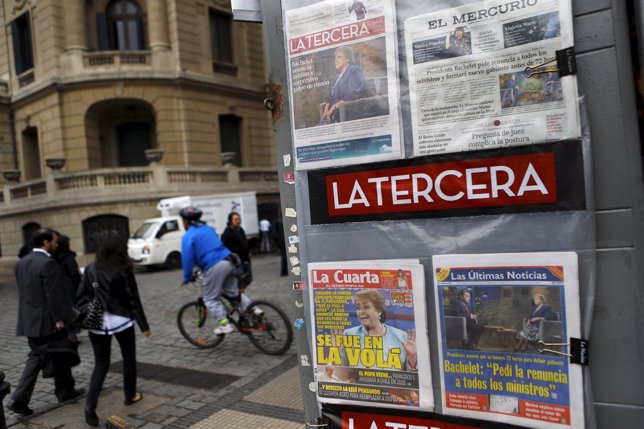 Periódicos en Chile anuncian el cambio de ministros de Bachelet