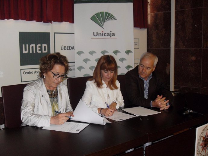 Firma del acuerdo entre Unicaja y la UNED