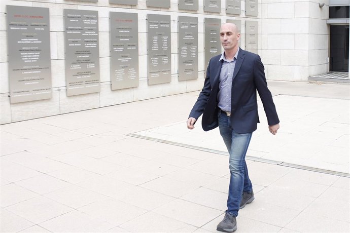 Luis Rubiales llegando a la reunión de capitanes.