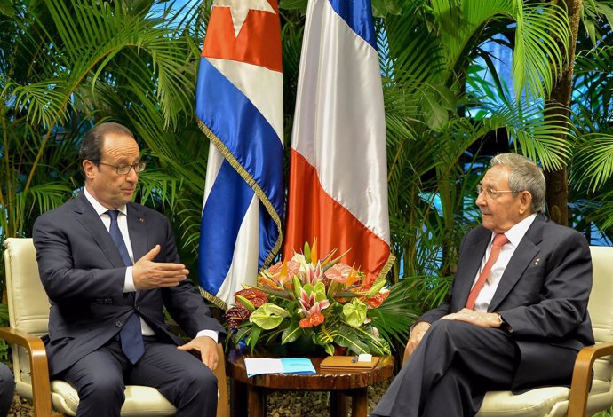 Cuba's President Raul Castro receives his French counterpart Francois Hollande a
