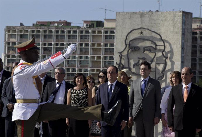 French President Francois Hollande ttends a wreath laying ceremony to Cuba's ind