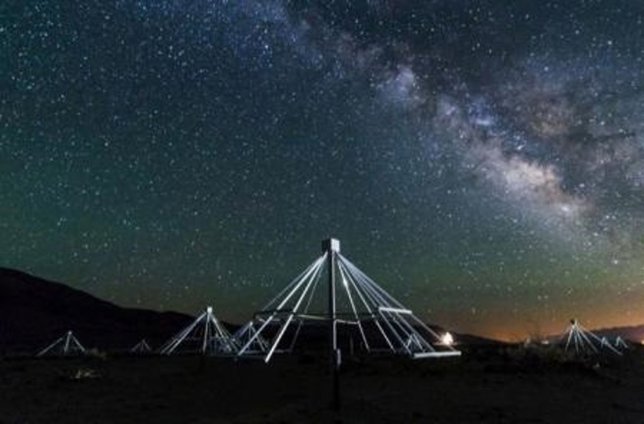 Antenas de la OV-LWA con el centrod e la Vía Láctea de fondo