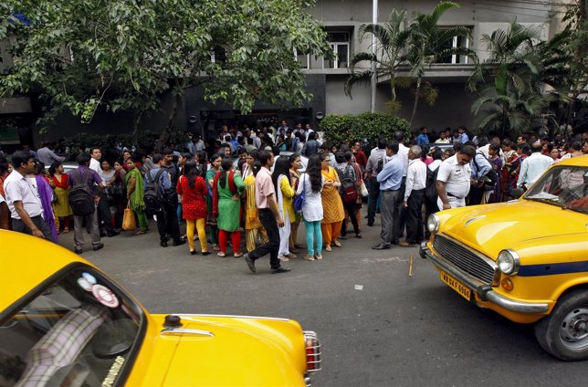 Evacuados en Kolkata, India, tras el nuevo terremo