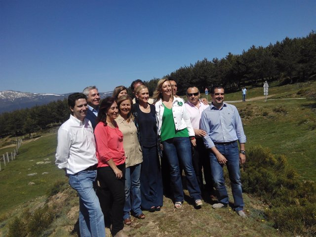 Cifuentes con su equipo