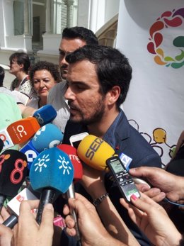 Alberto Garzón en declaraciones a los periodistas en Cádiz