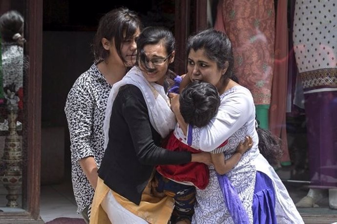 Personas asustadas tras nuevo terremoto en Nepal