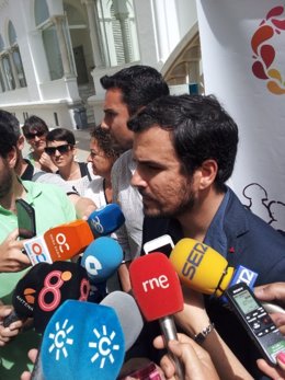 Garzón (IU) en declaraciones a los periodistas en Cádiz