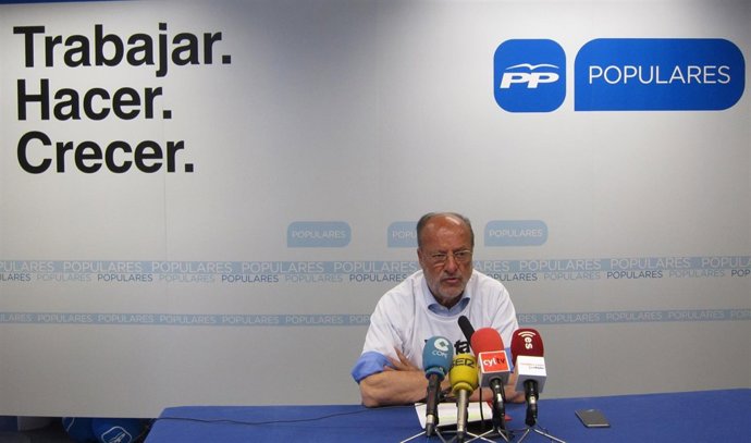 El candidato a la reelección, Javier León de la Riva, en la sede de campaña