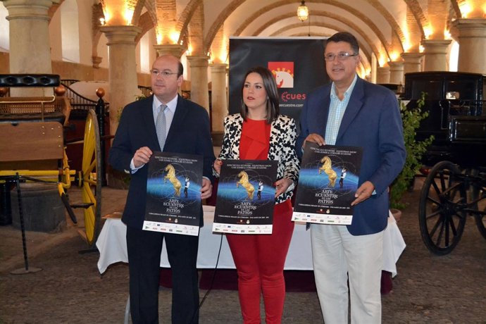 Soriano, entre Navas y Blanco, con el cartel del espectáculo