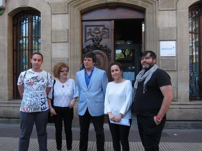 Arráiz, con miembros de su candidatura, ante la Casa Cuna
