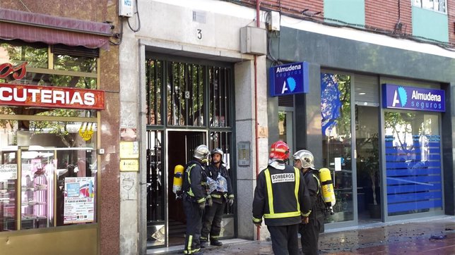 Bomberos durante la intervención