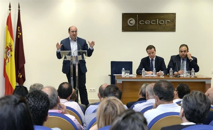 Pedro Antonio Sánchez con empresarios