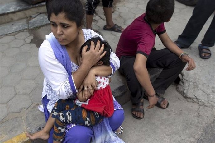 Una madre consuela a su hijo tras el último terremoto en Nepal