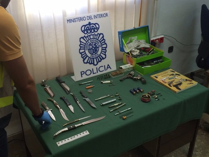 Cuchillos y material intervenido por la Policía en Málaga