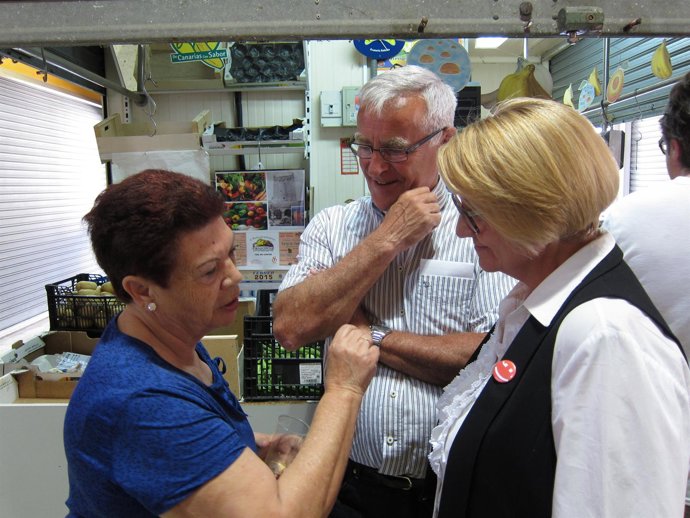 Ribó y Castillo con una vecina en el mercado de San Pedro de Nogales