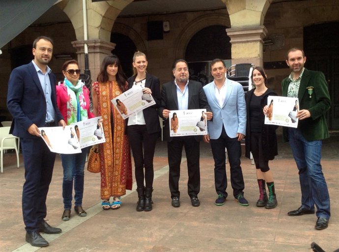 Presentación del desfile benéfico a favor de la AECC