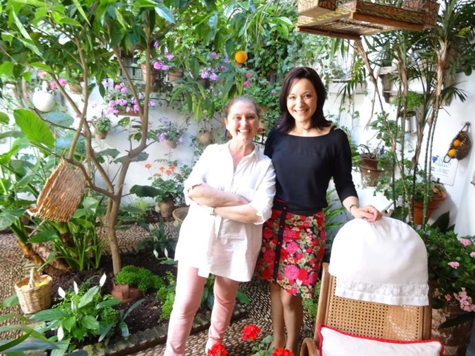 Rafi Crespín (dcha.) y la propietaria del patio, Francis Serrano