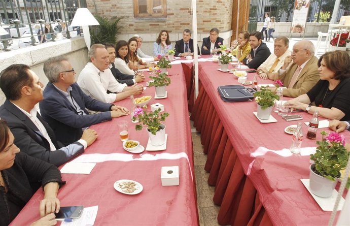 Fabra con comerciantes dle centro histórico