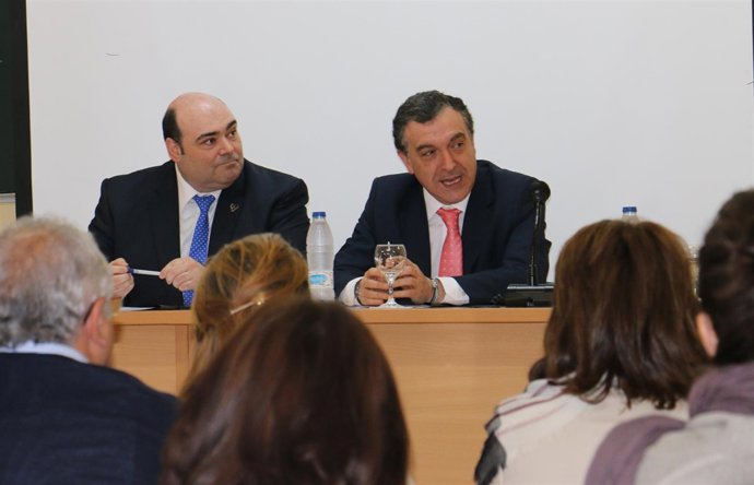 Caunedo (izquierda) durante la presentación del programa de Turismo. 