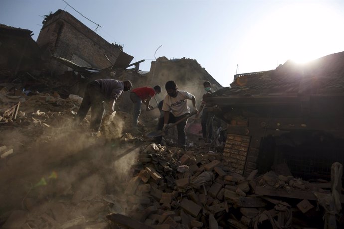 Limpian los escombros tras el terremoto de Nepal. 