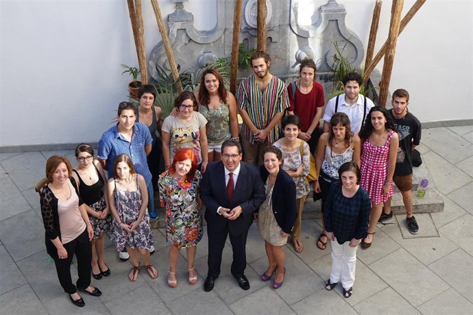 Pulido y Ogallas (centro) con los estudiantes becados