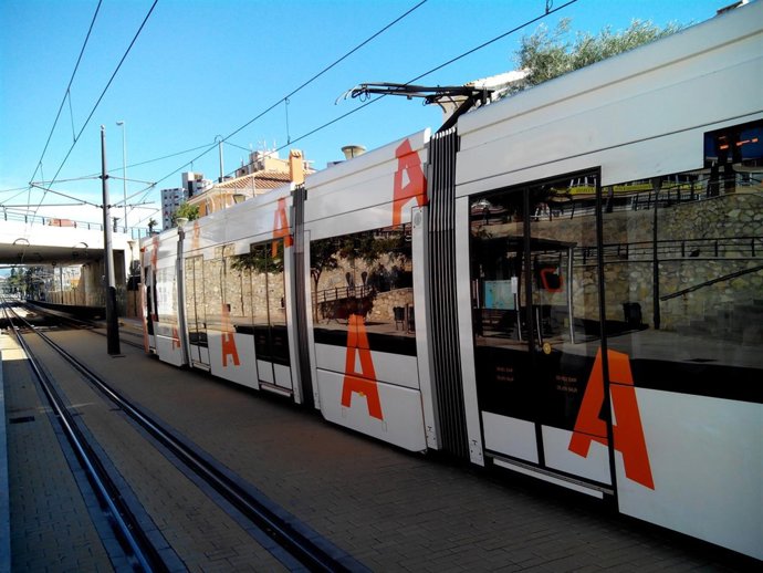 El TRAM en la parada de la Isleta