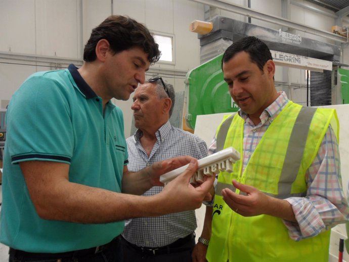 El presidente del PP-A, Juanma Moreno, en una fábrica de mármol