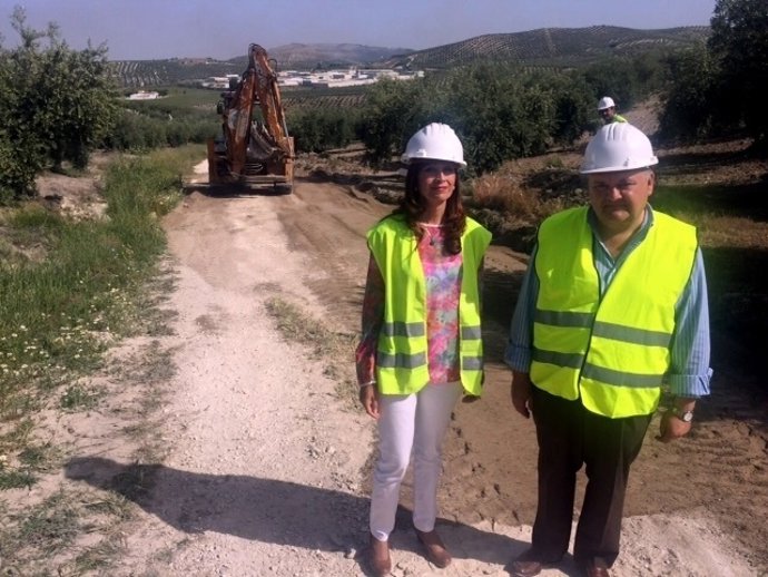 Zurera y Cañete, durante la visita a las obras del camino rural La Cobertilla