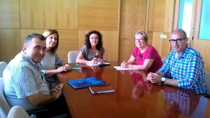 Baena (centro) con responsables de la Asociación Paz y Bien