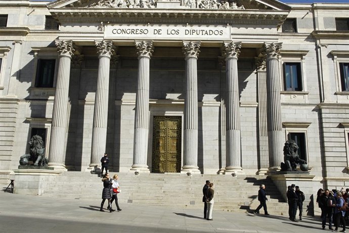 Puerta principal del Congreso de los Diputados con los leones