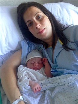 La candidata de IU en Benahadux María del Mar Mané y su bebé