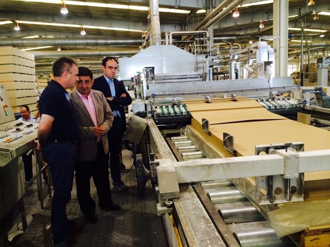 Francisco Reyes (centro) visita la factoría Faro.