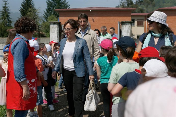 La consejera de Fomento, durante su visita al colegio. 