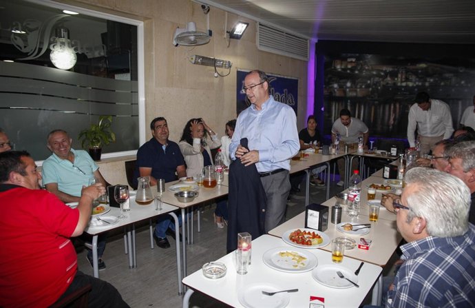 Luis Rogelio Rodríguez-Comendador en una reunión con presdentes de clubes