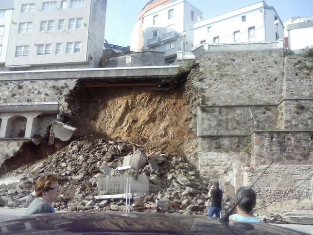 Caída de un muro en la zona del puerto de Malpica