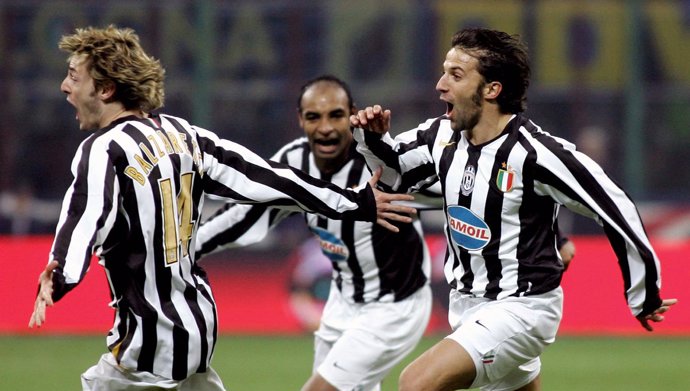 Nedved, Emerson y Del Piero celebran un gol de la Juventus