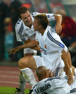 Guti, Helguera y Roberto Carlos celebran un gol con el Madrid en la Champions 02