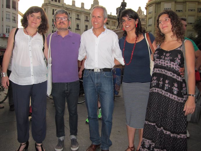 Rafael Blázquez (centro) junto a Teresa Rodríguez y miembros de Ganemos Córdoba