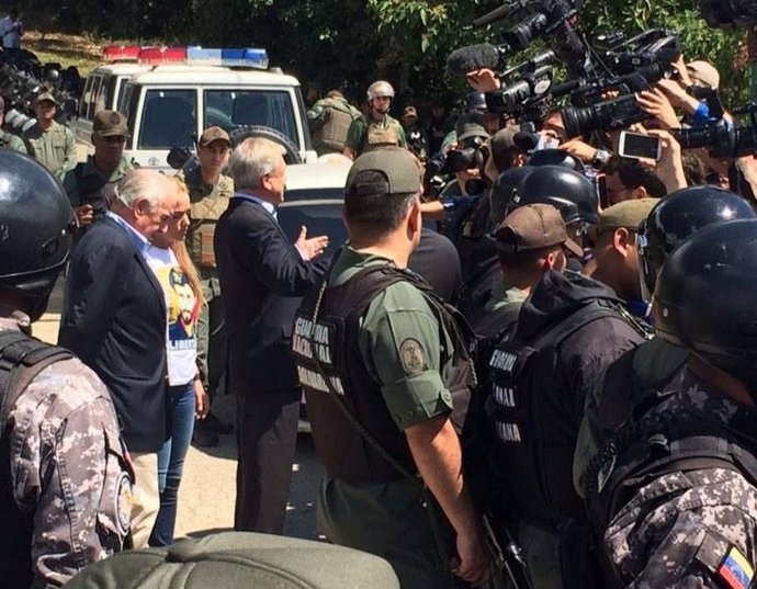 Los expresidentes Andrés Pastrana, de Colombia, y Sebastián Piñera, de Chile