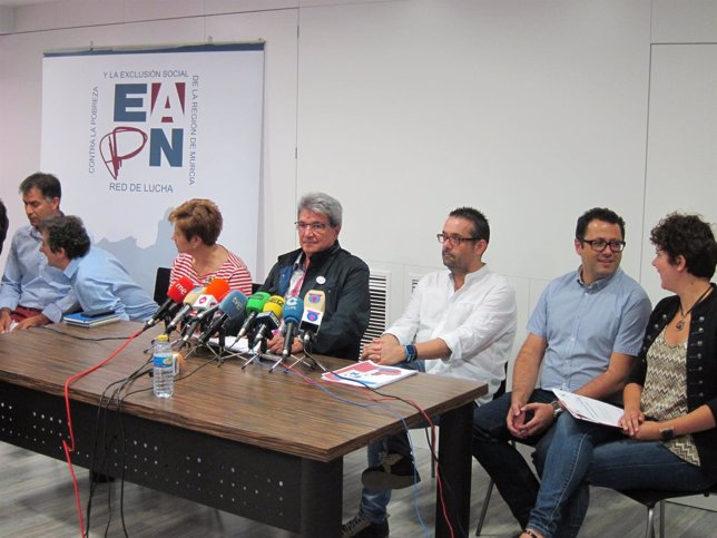 Imagen del presidente de la EAPN, Diego Cruzado, y los representantes de la red