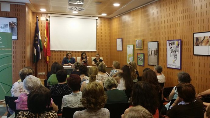 Carmen Cuello, entre Ángeles Jiménez (i) y Beatriz Martín (d) en el encuentro.