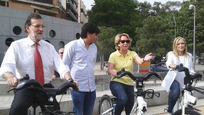 Mariano Rajoy, Aguirre y Cifuentes montando en bicicleta