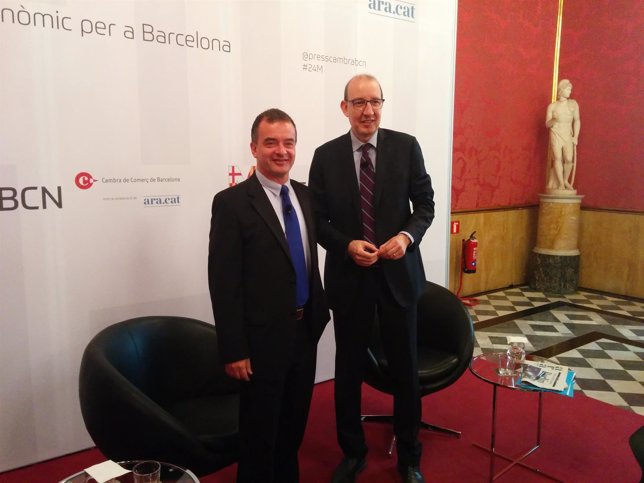 El alcaldable de Barcelona en ERC, Alfred Bosch, con el periodista Antoni Bassas