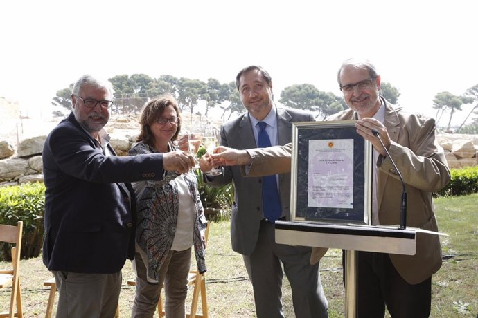 Pelegrí entrega el certificado de inscripción de la DOP Oli de l'Empordà