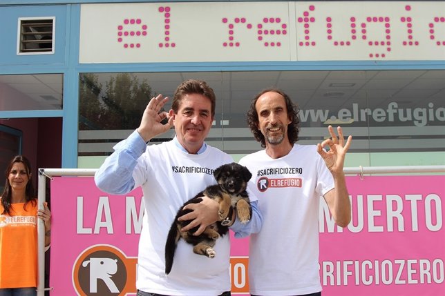 García Montero y Nacho Paunero, presidente de 'El Refugio'