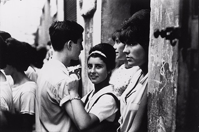Fotografía de Xavier Miserachs 'Festes de Gràcia', Barcelona, 1964 