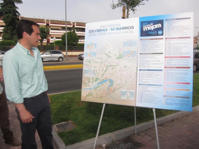 José Antonio Nieto observa el mapa el plan de '100 obras en 50 barrios'