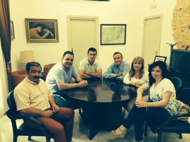 Castro (i) en la reunión con vecinos de la pedanía Monte Lope Álvarez.