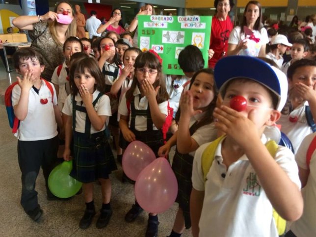 Escolares lanzas besos en el Día del Niño Hospitalizado en Coria