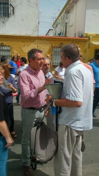 El PSOE y Sevilla Participa se cruzan en Los Pajaritos con saludo de Espadas a un miembro de Podemos